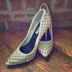 Steve Madden white Grommit pumps