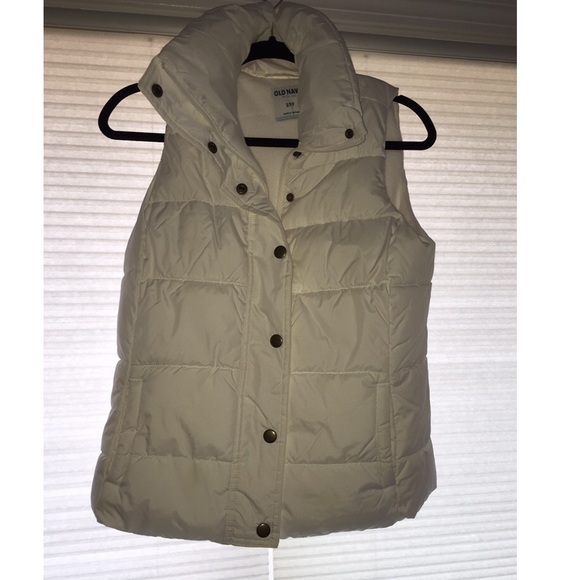 white puffer vest from old navy