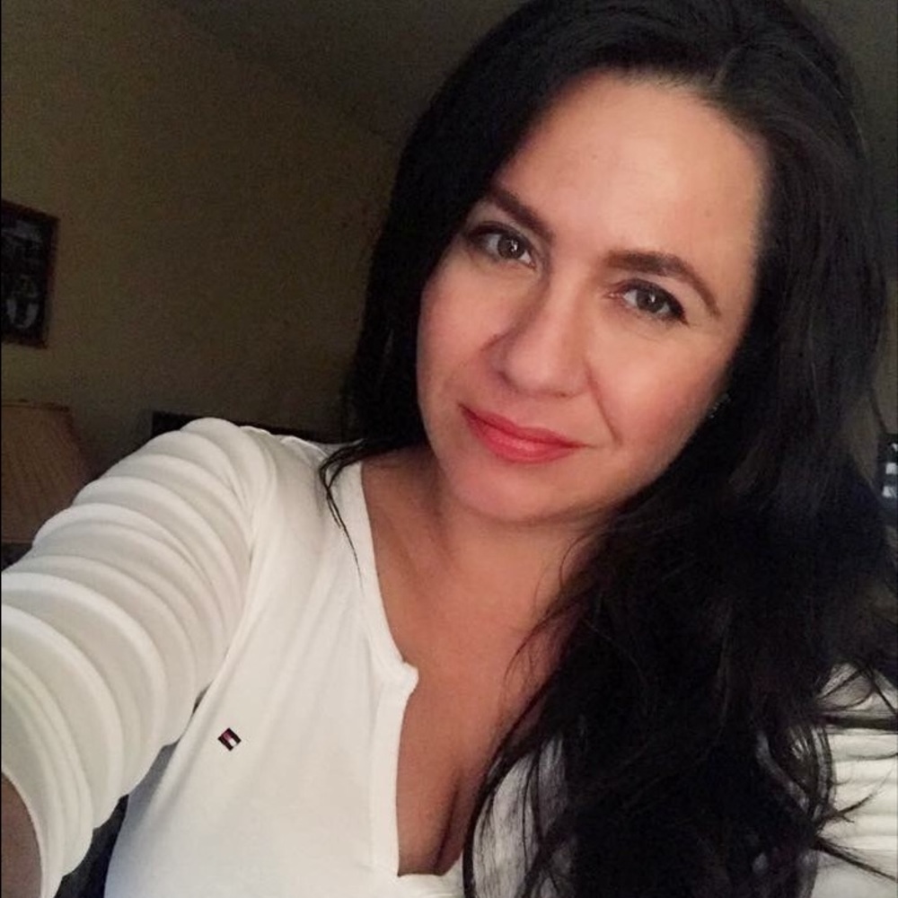 Hi I'm Rebeca🎀 Trusted seller 5 Years on Poshmark
