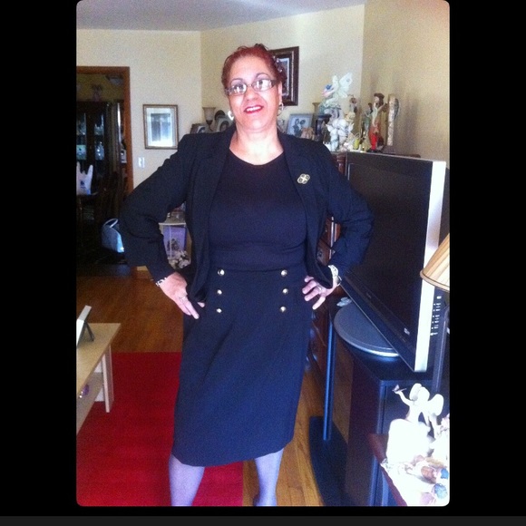 Hi I'm Rebeca🎀 Trusted seller 5 Years on Poshmark - Picture 2 of 6