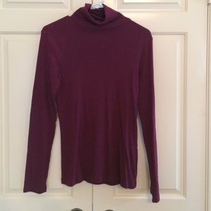 Thin knit turtleneck in deep magenta