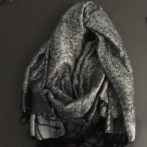 Bundle Scarf silver and black./