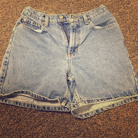 High waisted POLO RALPH LAUREN shorts.