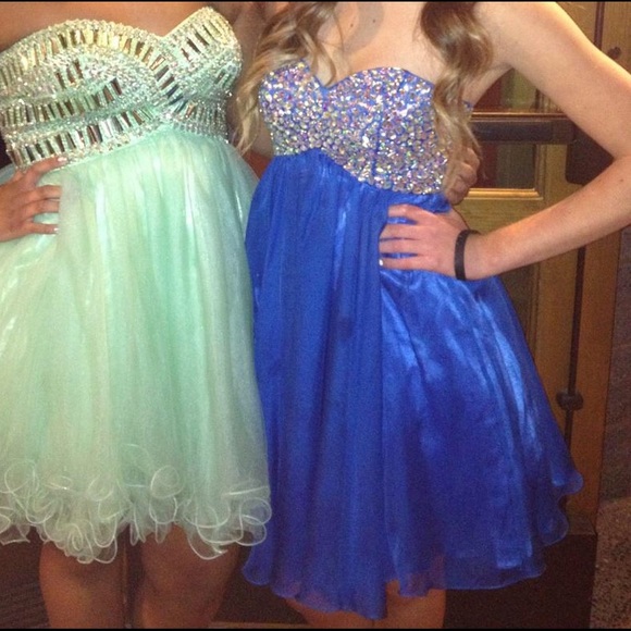 Perfect prom or winter formal dress - Picture 1 of 4