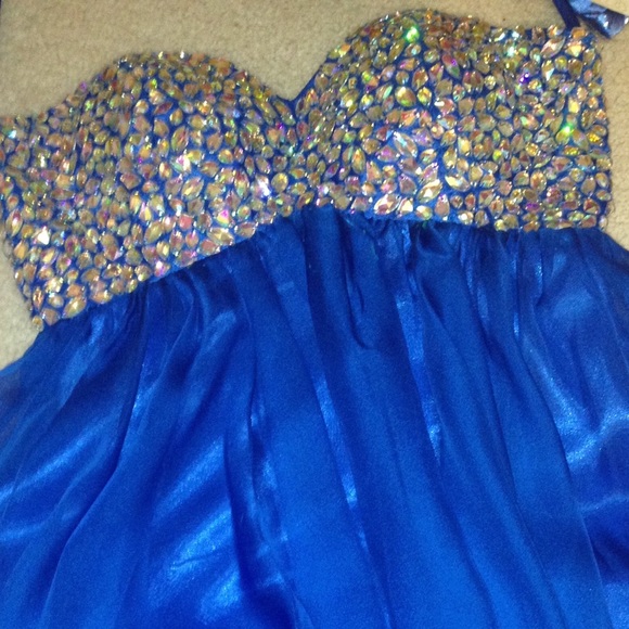 Perfect prom or winter formal dress - Picture 4 of 4