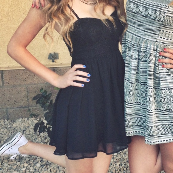 Black lace dress - Picture 2 of 4