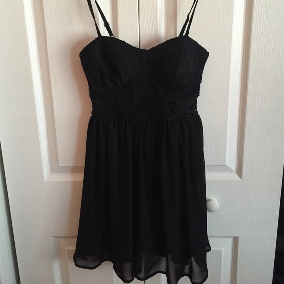 Black lace dress - Picture 3 of 4