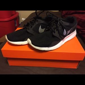 🚨DROPPED PRICE🚨Black Nike Shoe
