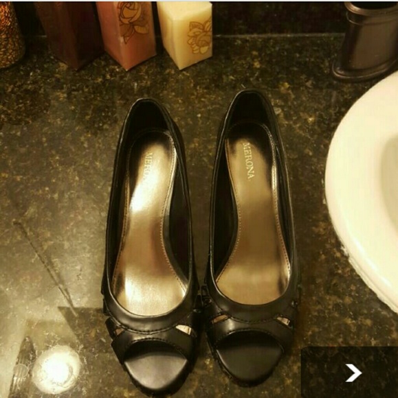 Brand new sandals! !!