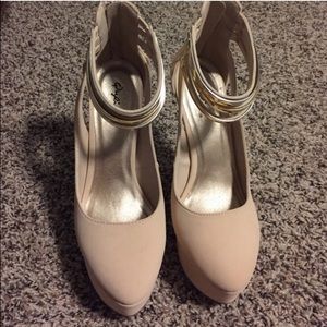 Nude pumps NEW!