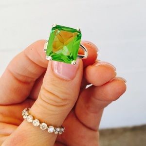 green topaz cocktail ring {size 6}