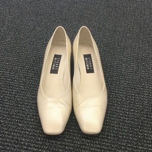 Stuart Weizmann low heel women's size 9 ( cream)