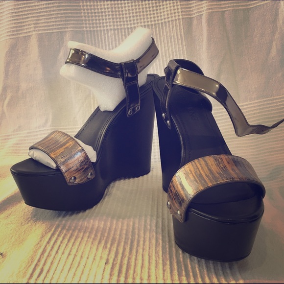Genuine leather Vera Wang pumps