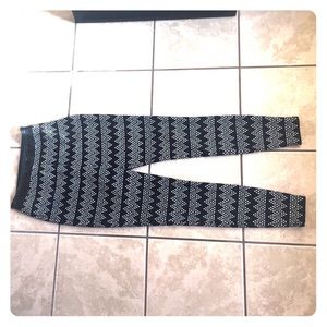 ⚫️⚪️ Forever 21 printed leggings ⚪️⚫️