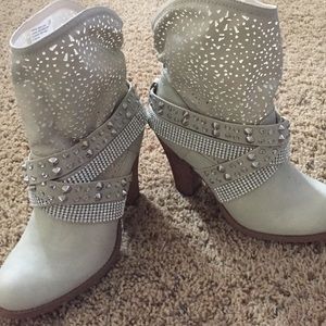 ⭐️SOLD⭐️On sale!!! Mid cute not rated boots!