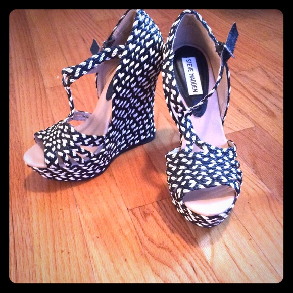 Steve Madden black/white Wedges