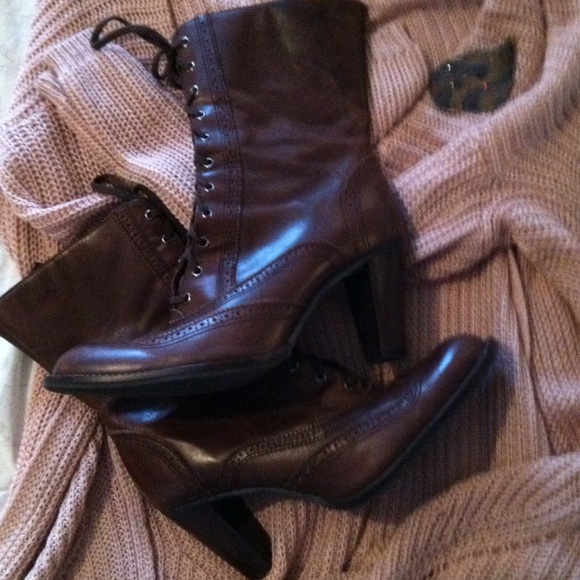 Victorian brown leather lace up boots - Picture 2 of 3