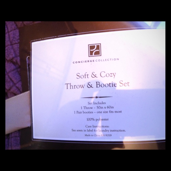 ❗️SOLD❗️ Blanket & Slipper Set - Purple