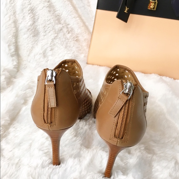 🎉SOLD 🎉 Tahari Chris Ankle Boots - Picture 3 of 4