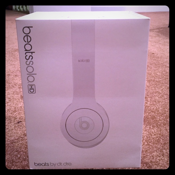Beats Solo HD in white BRAND NEW