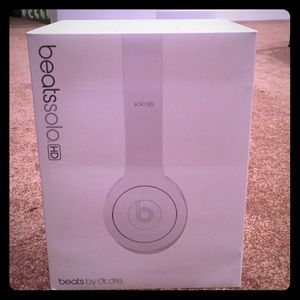 Beats Solo HD in white BRAND NEW