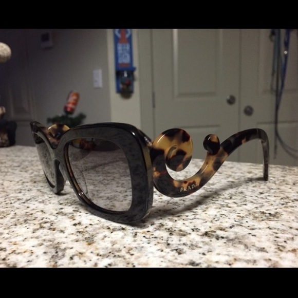 Woman's Prada Sunglasses