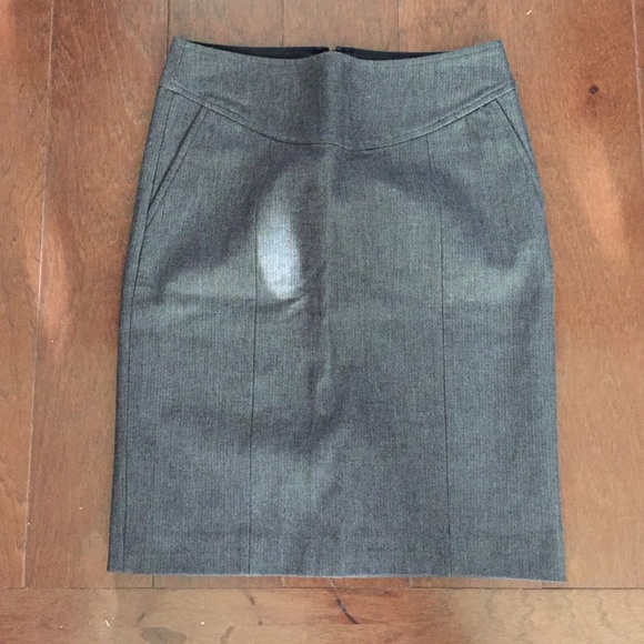 Banana Republic charcoal pencil skirt. Size 4.