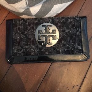 OVERSIZED TORY BURCH FOLDABLE CLUTCH