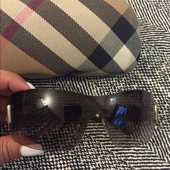 Burberry Sunglasses with case 😎