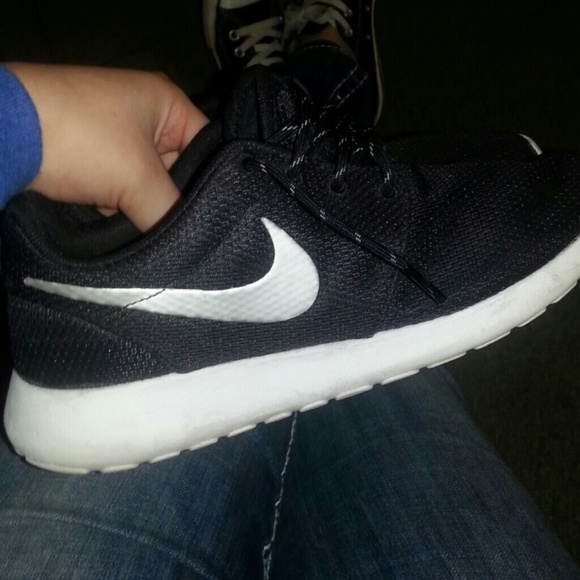 Black nike roshes