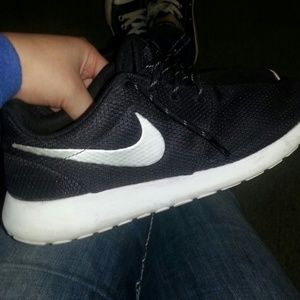 Black nike roshes