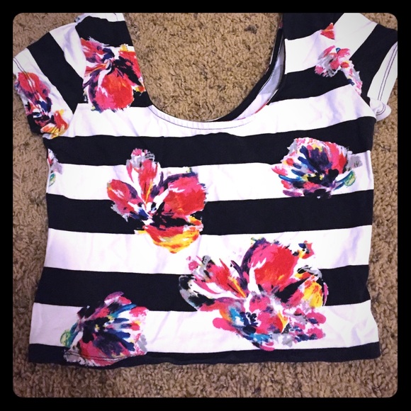 Very cute crop top!!