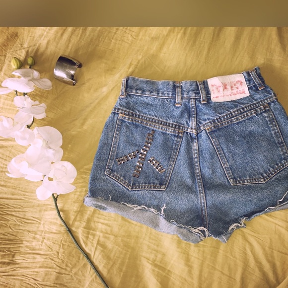 ❌SOLD❌ High Waist Vintage Cut Offs🌿 - Picture 2 of 3