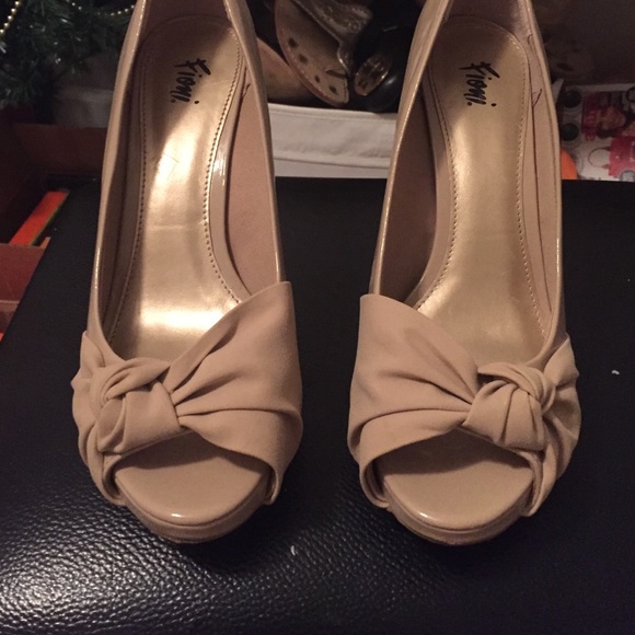 Nude pumps
