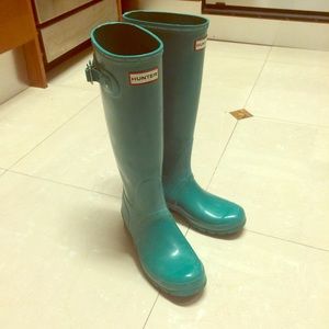 Size 7 green Hunter rain boots.