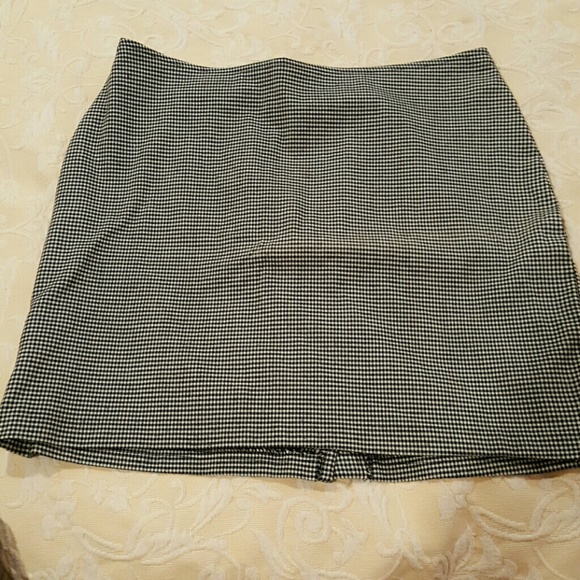 Donated Black & white plaid mini skirt.  Sz 13 - Picture 1 of 3