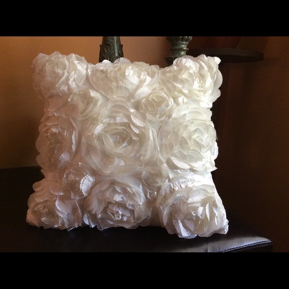 SET OF 2! Fantastic 17x17 cream rose throw covers