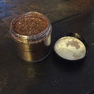 MAC gold glitter👑