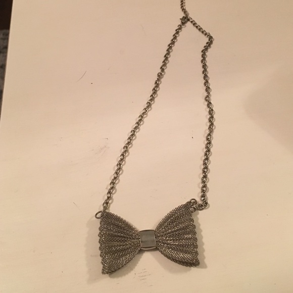 Adorable bow necklace