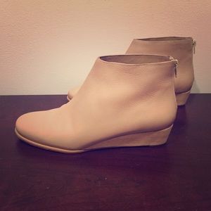 Rachel Comey ankle boot. 100% leather.