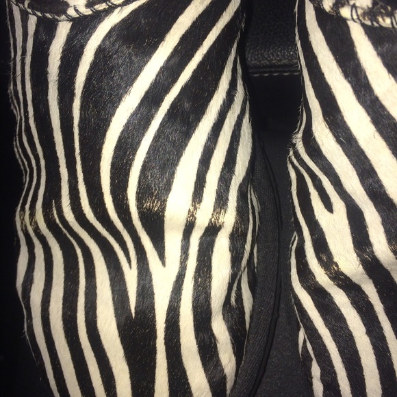 ZEBRA UGGS HAVE TO GO OFFERS PLEASE - Picture 2 of 4