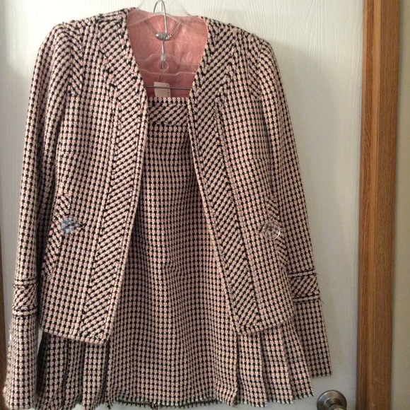 Tiles Suit - Picture 1 of 4