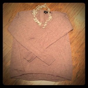 V-neck long sleeve sweater.