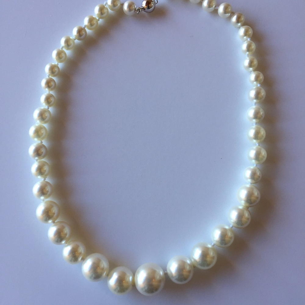 Graduated white shell pearl necklace NWT