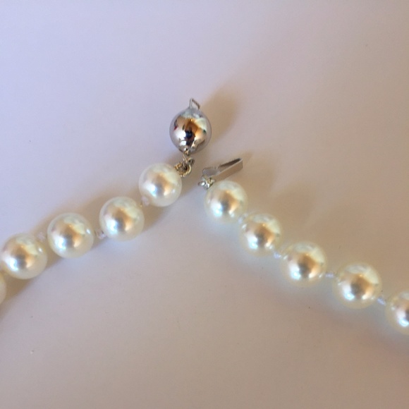 Graduated white shell pearl necklace NWT - Picture 2 of 2