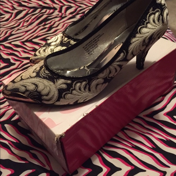 Size 9 Wild Rose Fabric Black White & Gold Heels