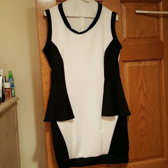 Donated Venus black & white silky dress. L - Picture 1 of 2