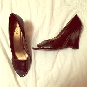 Black Patent Leather Peep-Toe Victor Alfaro Wedges
