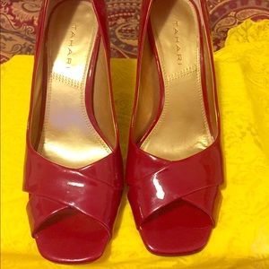 Tahari red patent leather heels 👠