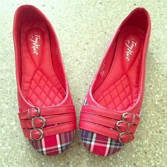Reposhing, Three pairs of flats